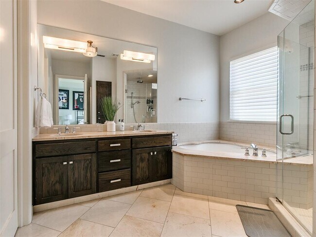 Building Photo - 414 NE 2nd St