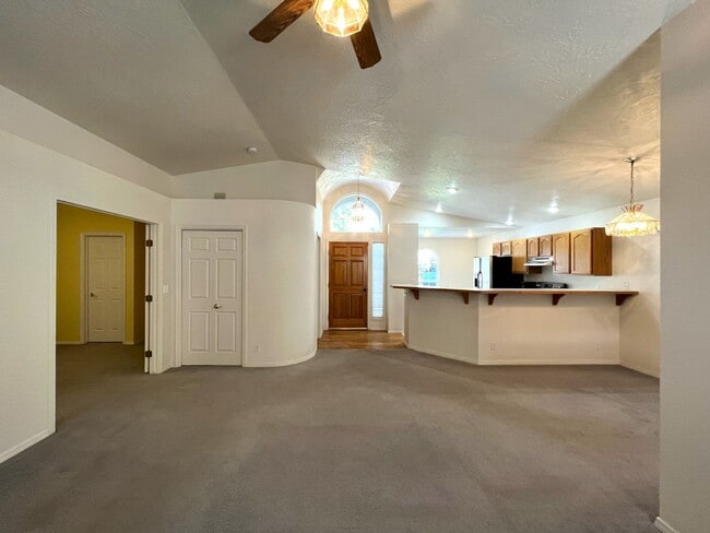 Building Photo - Adorable 3 bed 2 bath home in the Coventry Manor Subdivision just off W State St and N Hartford.