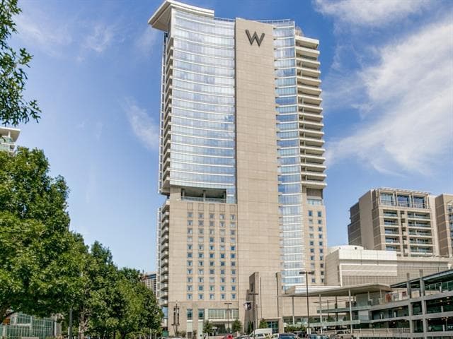 Building Photo - 2430 Victory Park Ln