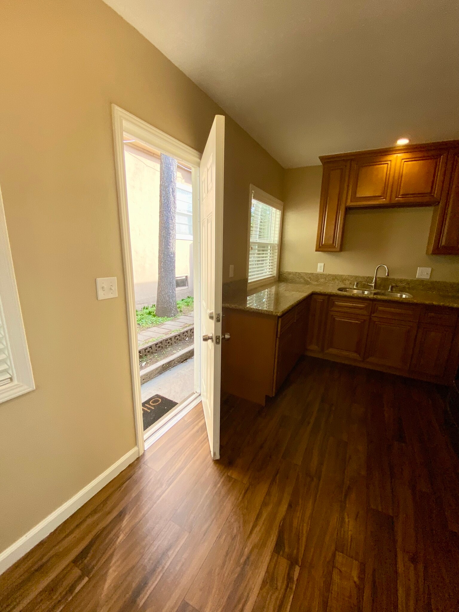 Building Photo - 915 N Los Robles Ave