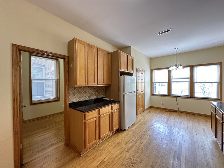 Building Photo - 2136 W Chicago Ave