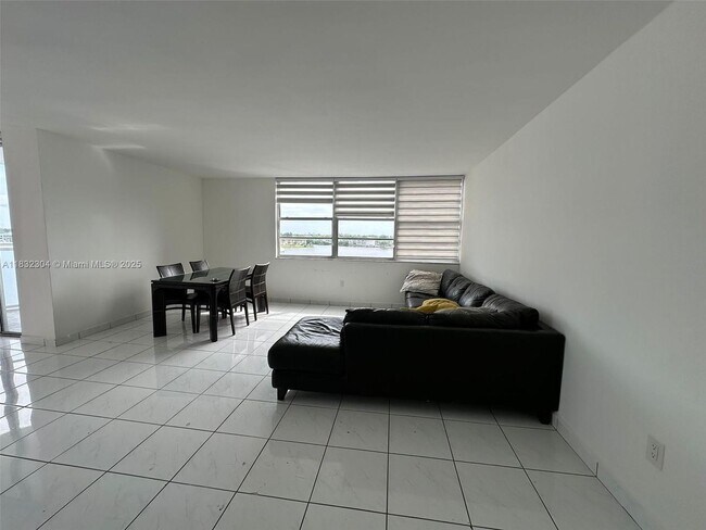 Building Photo - 1301 NE Miami Gardens Dr
