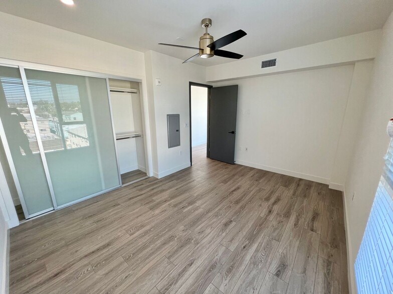 Building Photo - 3355 Overland Ave