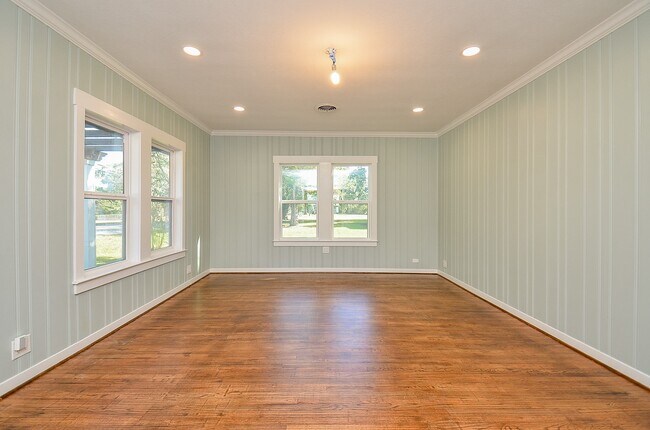 Building Photo - 803 Austin St