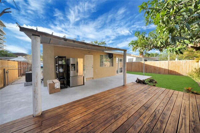 Building Photo - 2731 SW 24th St