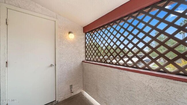 Building Photo - Upgraded 2 Bed, 2 Bath Condo - Available NOW!