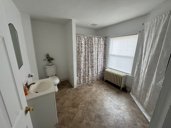 Building Photo - 106 E Pine St