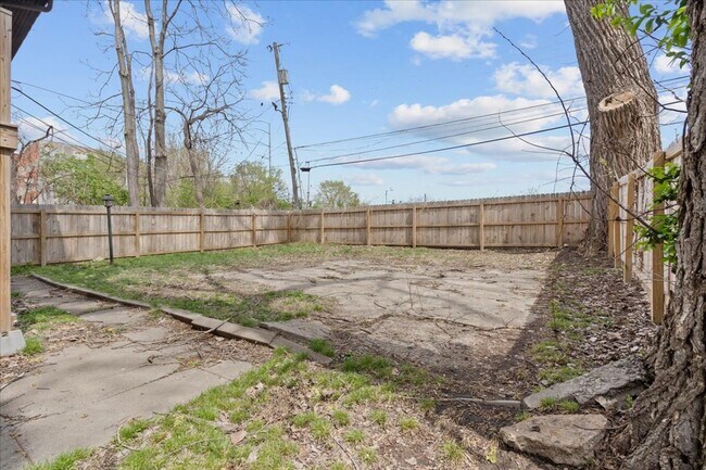 Building Photo - AVAILABLE NOW! 2 Bedroom 1 Bathroom Duplex in Kansas City $1400