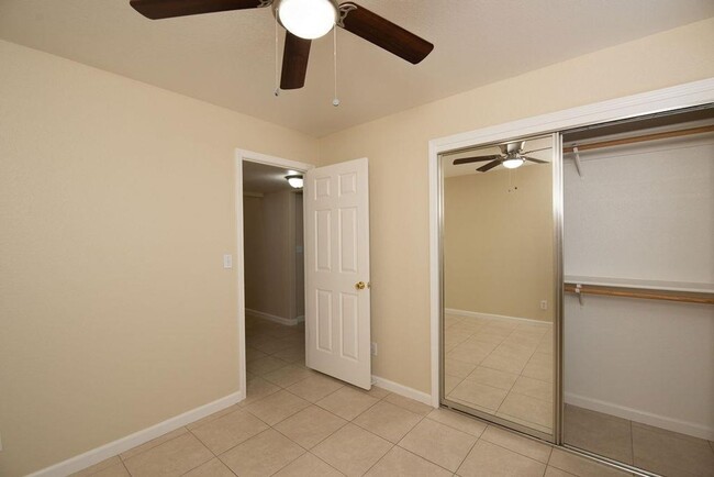 Building Photo - 4 bedroom in NW Modesto near shopping, Kai...