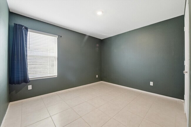 Building Photo - 1393 Beach Dr