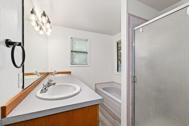 Building Photo - Charming 3-Bed, 3-Bath Home in Quiet Boise...