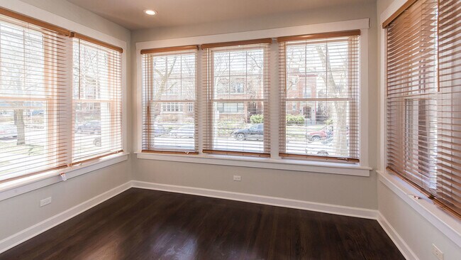 Building Photo - 6429 N Lakewood Ave