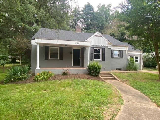 Primary Photo - Cute Renovated 3 Bed/1 Bath Home - Large Y...
