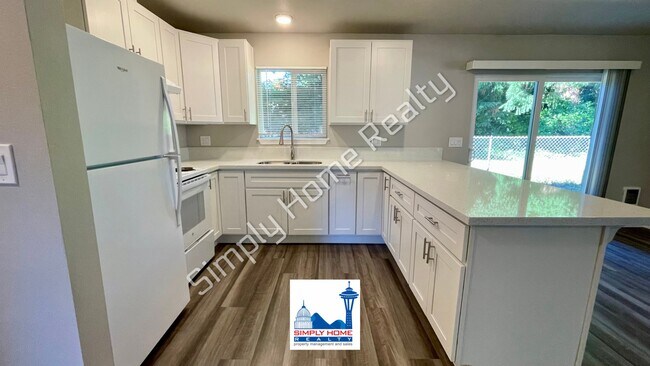 Building Photo - Cute and cozy, newly renovated 3 bedroom tucked inside a charming Tri-plex!