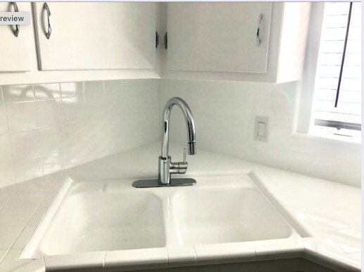 Building Photo - 916 N Sweetzer Ave