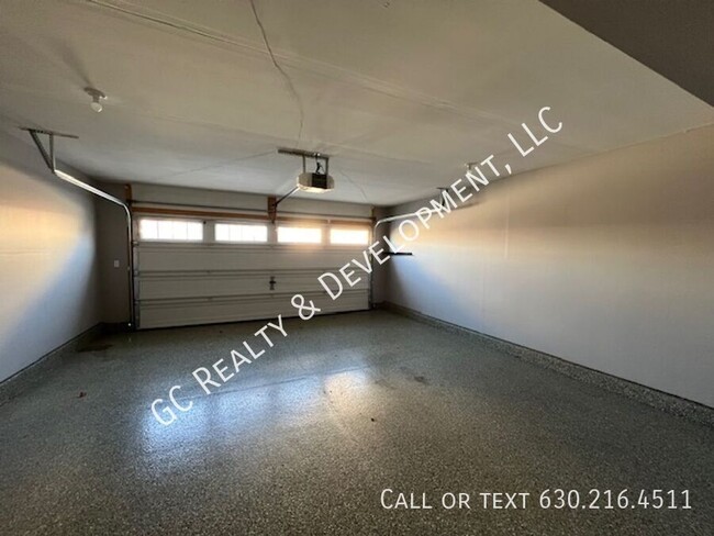 Building Photo - ***  NEWER CONST / FULL SIZED W&D IN UNIT ...