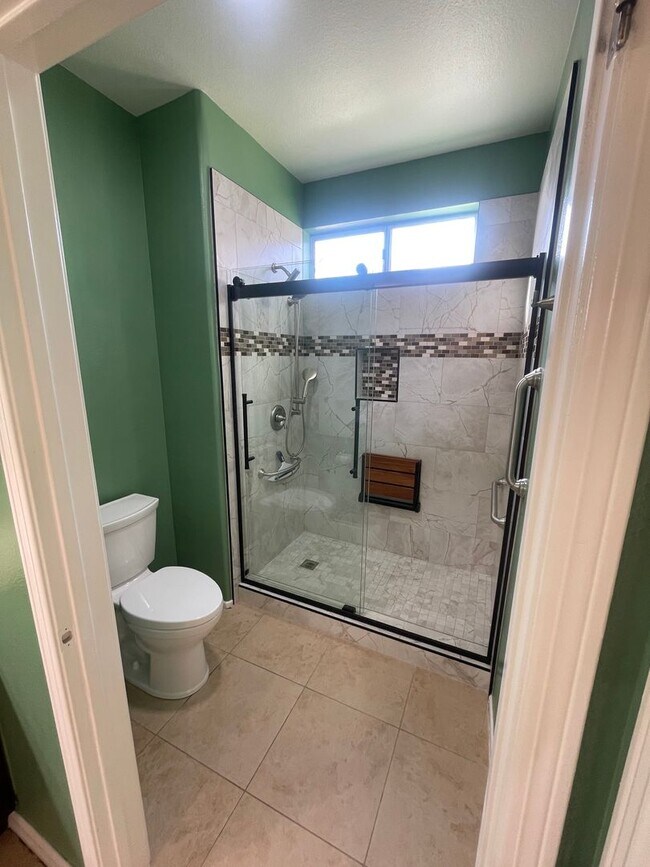 Building Photo - Very Spacious 1 Bed, 1 Bath Condo in Mission Viejo For Rent-In Unit Laundry and Attached Garage