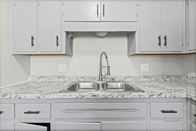 Building Photo - 2900 W 43rd Terrace