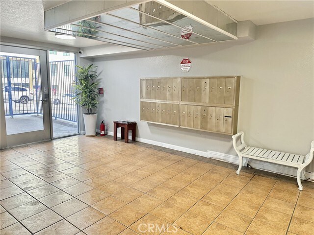 Building Photo - 1052 S Mariposa Ave