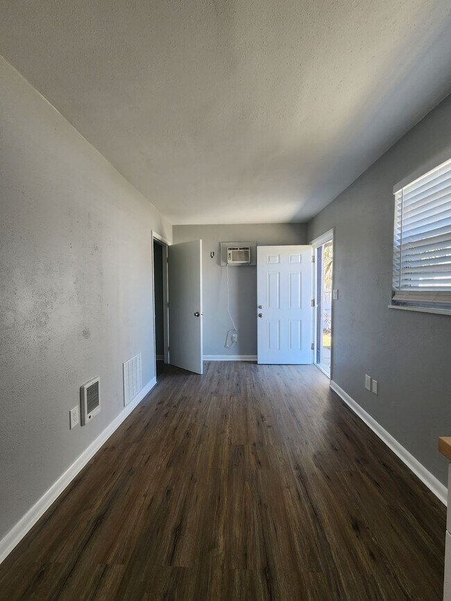 Building Photo - ** UNDER NEW MANAGEMENT **  1 Bedroom / 1 ...