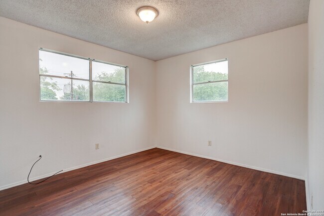 Building Photo - 724 Old Martindale Rd