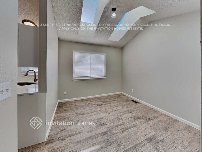 Building Photo - 3865 Valley View St