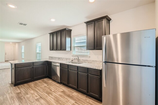 Building Photo - You dont want to miss this one!! 4 bedrooms!