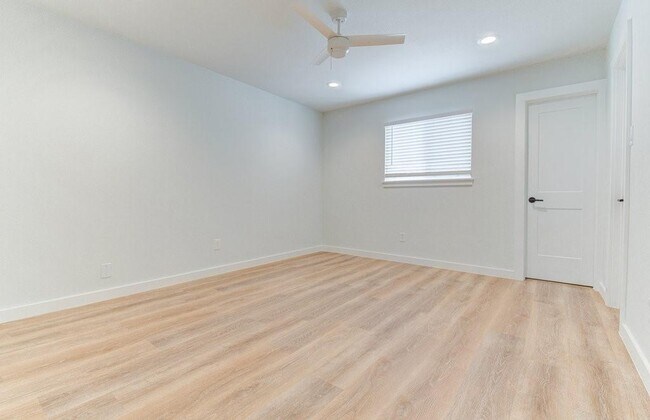 Building Photo - 1215 Hollow Creek Dr