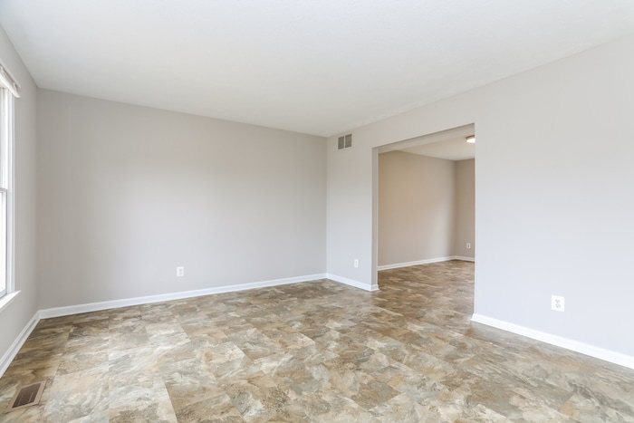 Building Photo - 9408 Seven Courts Dr