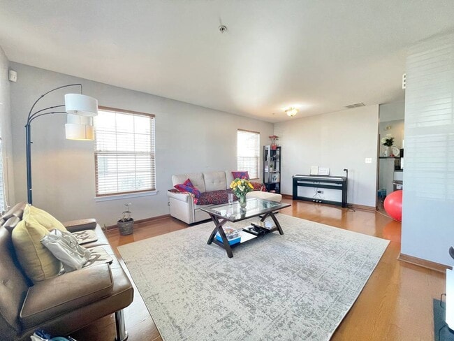 Building Photo - 2565 Dickens Ct