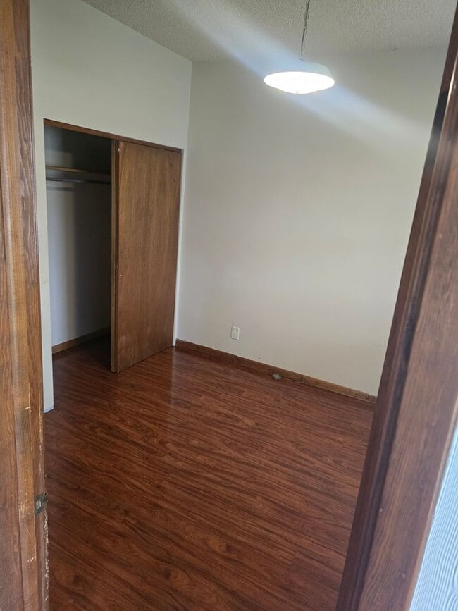 Building Photo - For Rent: Cozy 2 Bedroom, 1 Bathroom Singl...