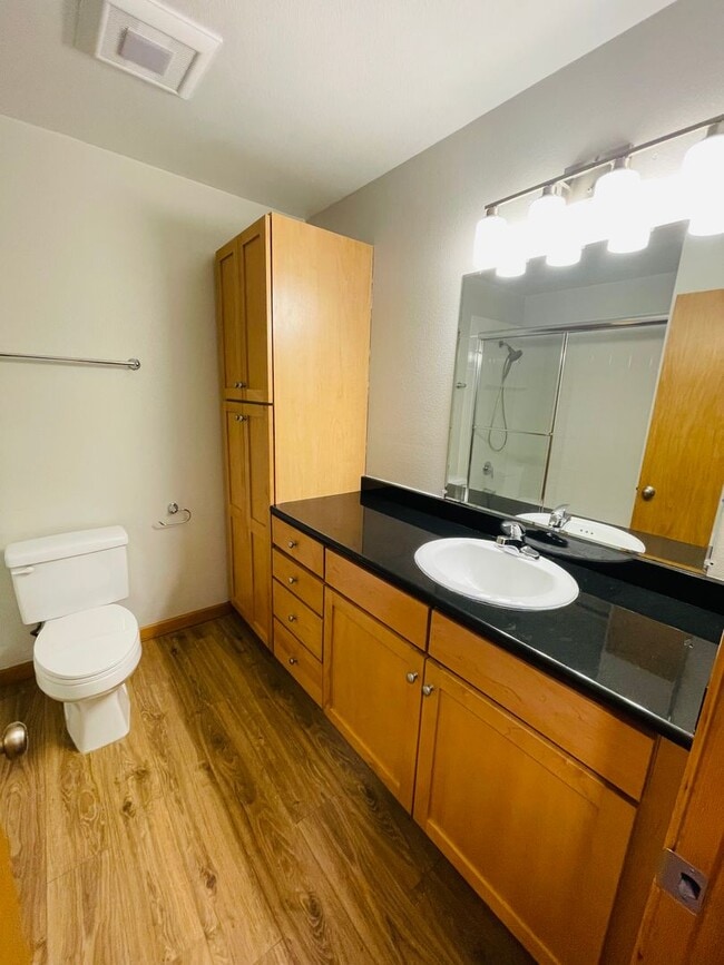 Building Photo - Top Floor 1bdrm Condo with River Views and Private Deck | FREE reserved parking Included!