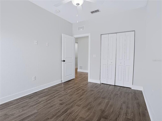 Building Photo - 2233 E Kaley Ave