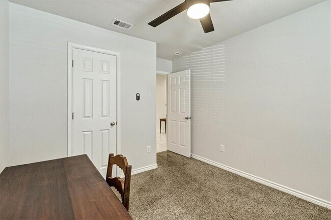 Building Photo - 2322 Sky Crest Dr