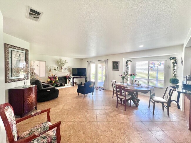 Building Photo - Spacious 5-Bed, 3-Bath Home in Rialto – Ve...