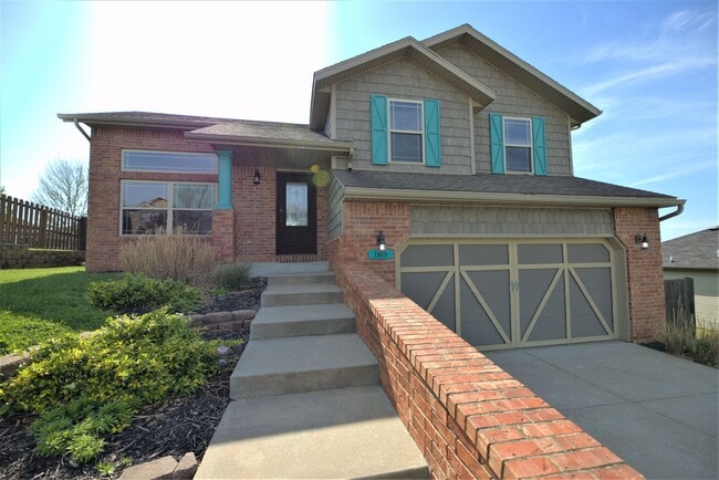 Primary Photo - Charming Split Level in Ozark!