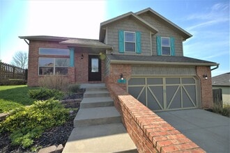 Building Photo - Charming Split Level in Ozark!