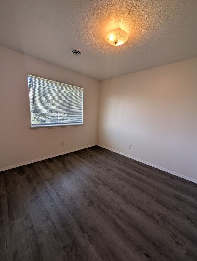 Building Photo - 319 Lenore St