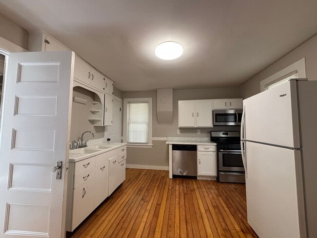 Building Photo - 4 Bedroom Park Ave House - 2 Full Baths, D...