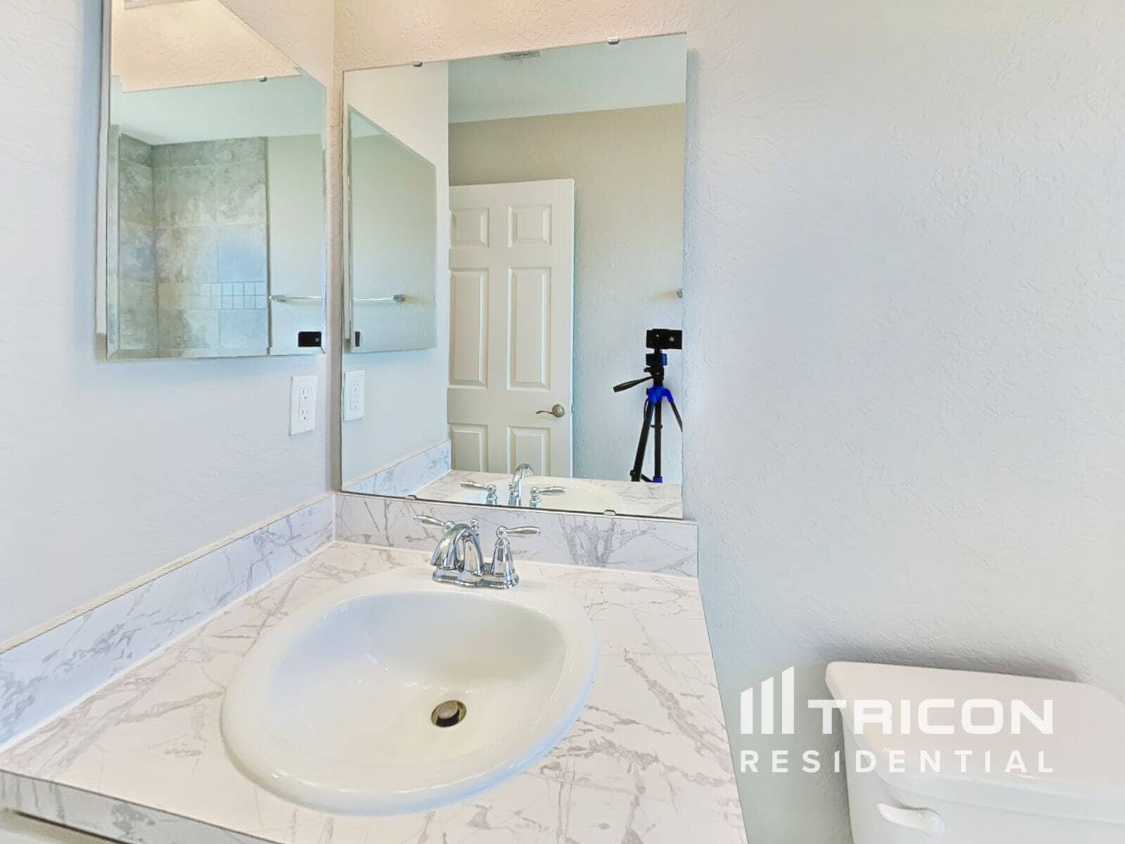 Building Photo - 887 Orleans Dr