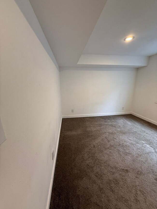 Building Photo - Dual-Living 6-Bed Rambler | 2 Kitchens & 2 Laundry Rooms!