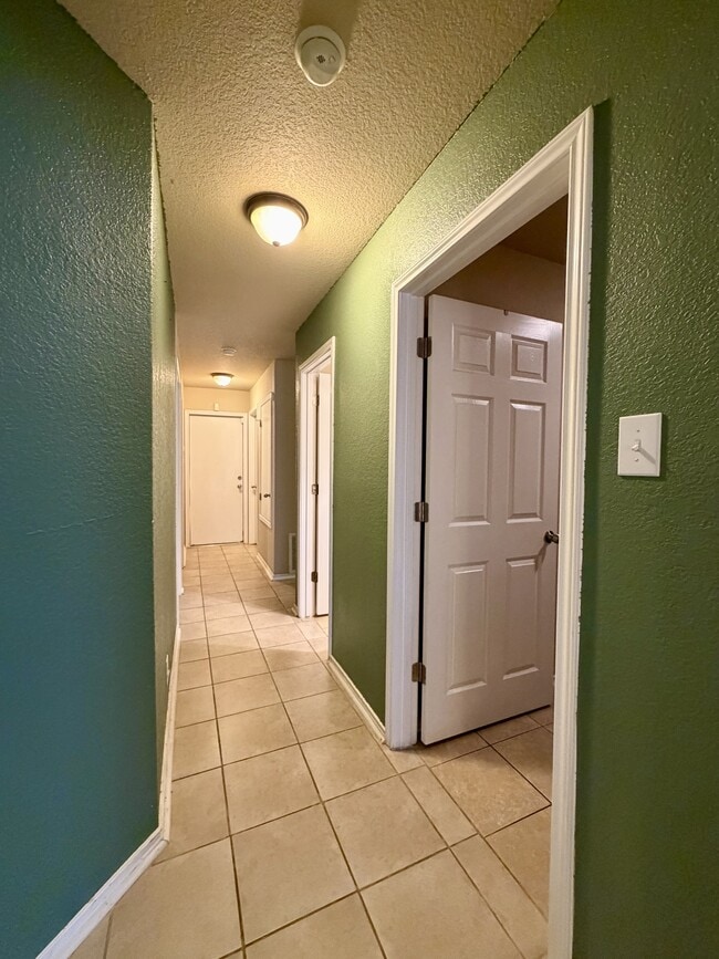 Building Photo - 419 Dolly Dr