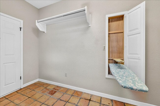 Building Photo - 5305 Greenbriar Dr