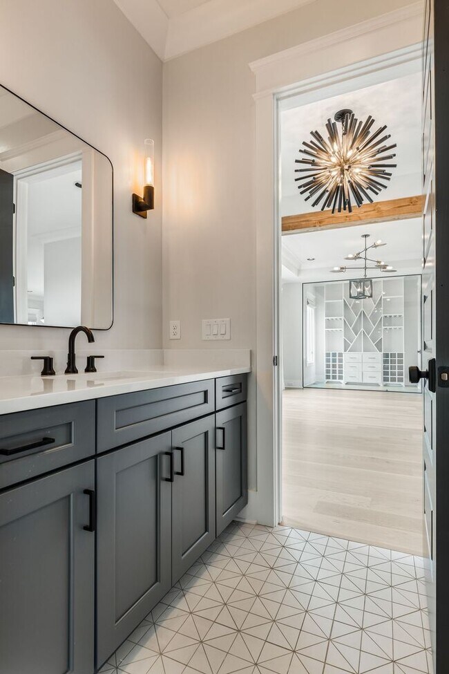 Building Photo - BEAUTIFUL CUSTOM BUILT HOME. 12 SOUTH ACRO...