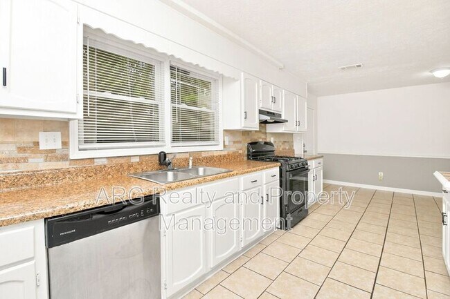 Building Photo - 2142 Fairway Ct SE