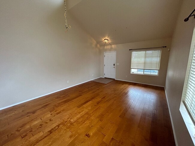 Building Photo - 4 Bed 3.5 Bath