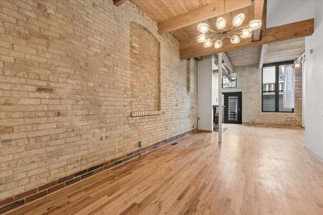 Building Photo - 1140 W Cornelia Ave