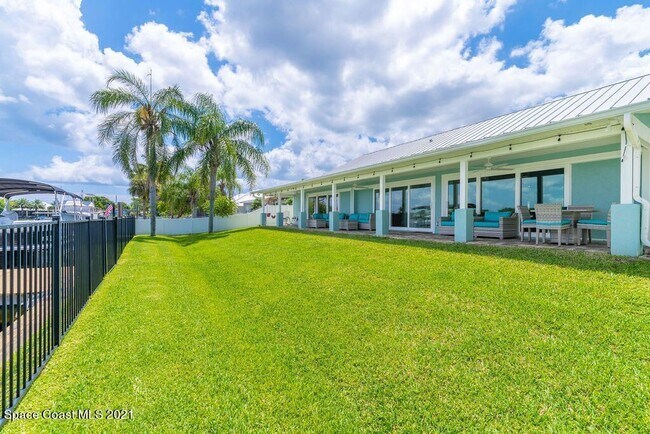 Building Photo - Gorgeous views from this 3 bedroom, 2.5 ba...
