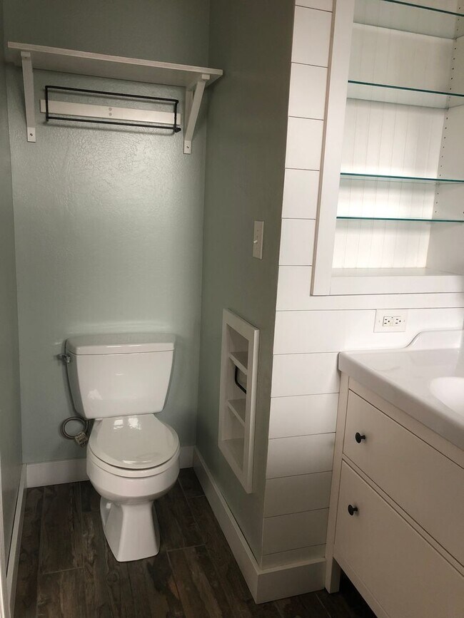 Building Photo - Charming Home w/ Large Yard - Available SOON