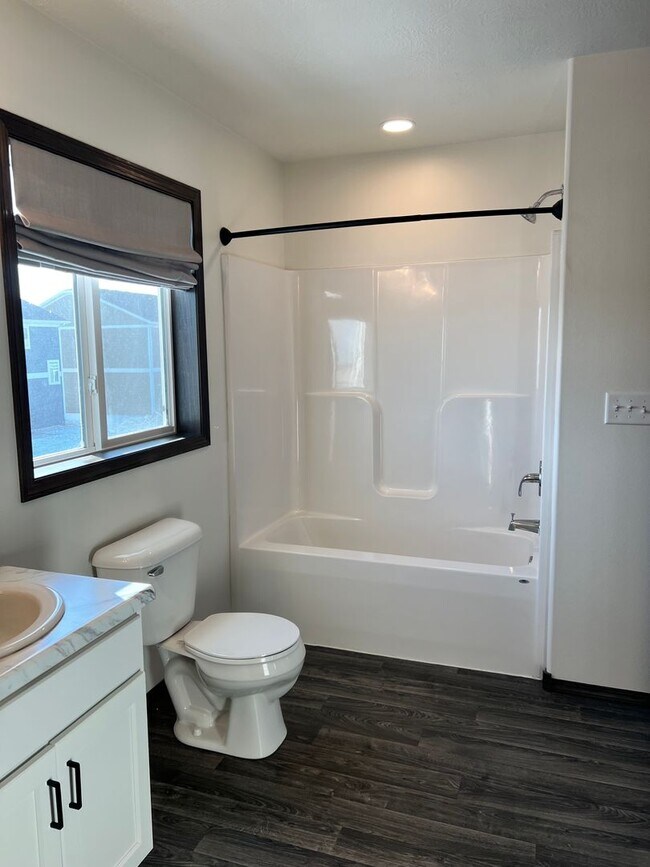 Building Photo - Leubecher Townhome